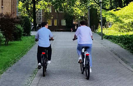 zwei Personen fahren Fahrrad